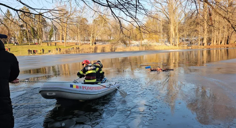 Foto Misiune de salvare în parcul Nicolae Romanescu. Un copil a căzut în apă