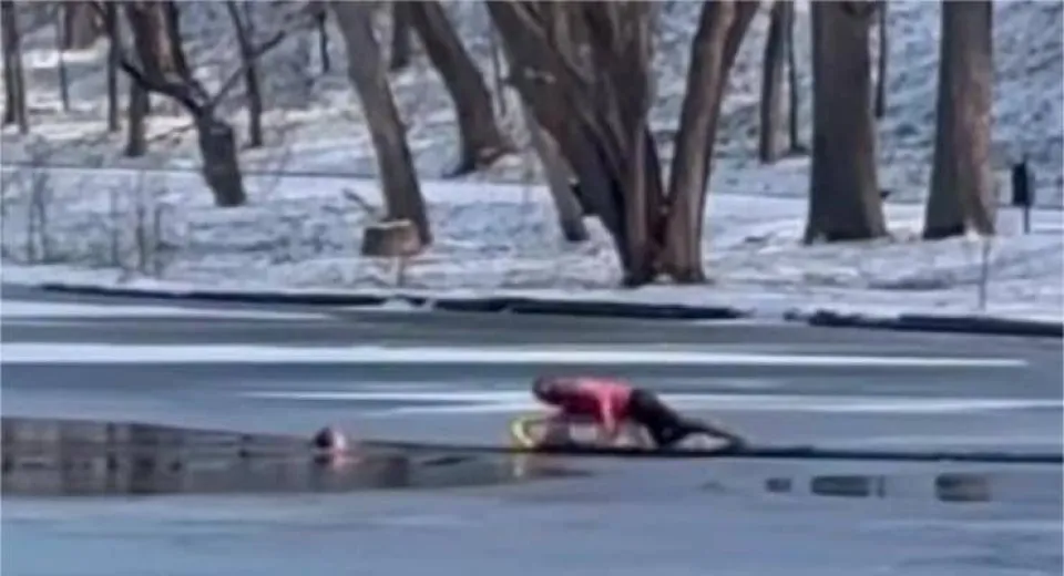 Foto Bărbatul din Nepal, care a scos un copil din lacul înghețat, va deveni cetățean de onoare al Craiovei