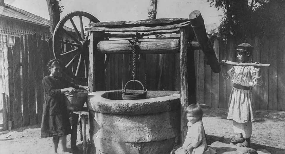 Foto Descoperă fântânile tradiționale din Oltenia prin fotografie. Expoziție la Casa Băniei