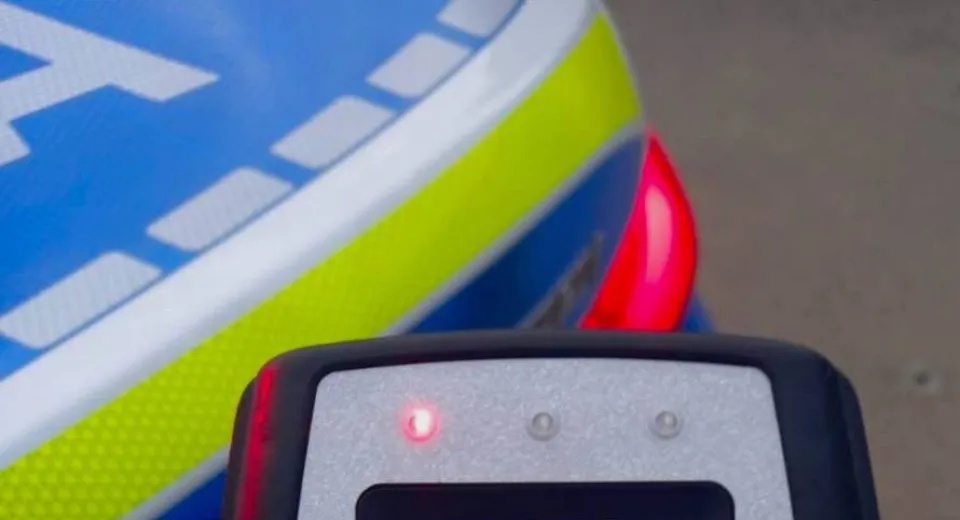 Foto O craioveancă s-a urcat băută la volan și a lovit două mașini parcate 