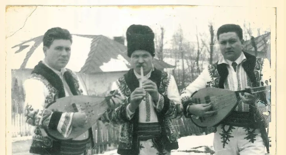 Foto Cobza, instrument tradițional românesc, recunoscut oficial în patrimoniul UNESCO