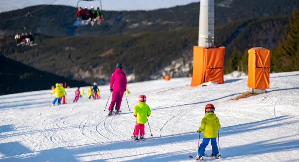 Foto Programul vacanței de schi 2026 pentru elevi. Județe, date și opțiuni de vacanță