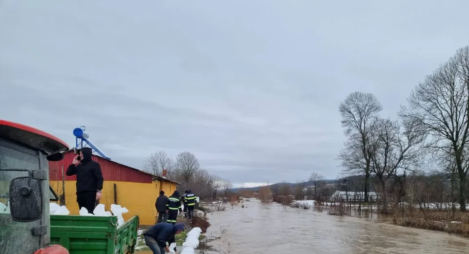 Foto DOLJ: Bărbat salvat de pompieri după ce a fost surprins de viitură pe râul Desnățui