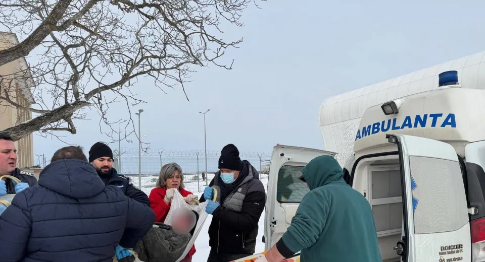 Foto Persoane fără adăpost, preluate de autorități și duse în centre sociale