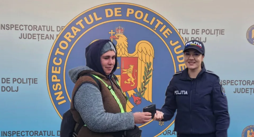 Foto CRAIOVA: O doljeancă a găsit un portofel și l-a predat poliției 