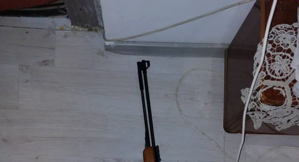 Foto Armă neletală descoperită la un tânăr din Zătreni, în urma unei percheziții domiciliare