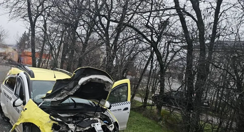 Foto Impact între trei vehicule pe DN 6, în zona Cârcea. Un bărbat de 43 de ani, transportat la spital