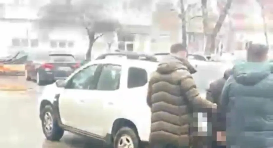 Foto Tânăr din Craiova, reținut după ce a lovit un bărbat într-un magazin din Melinești