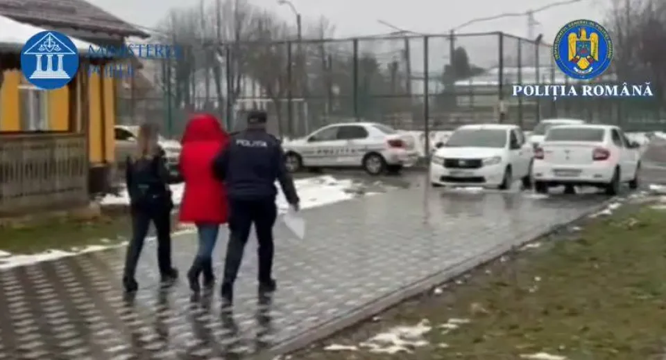 Foto Înșelăciune și fals în Olt. Două femei reținute după scheme cu credite