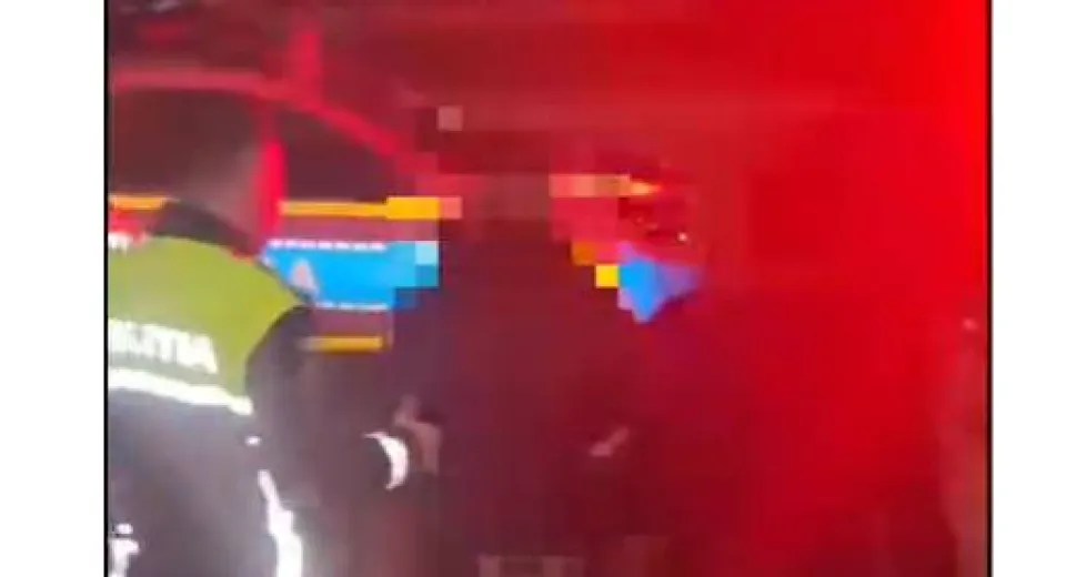 Foto DOLJ: Vecin amenințat și autoturism vandalizat. Autorul faptei, reținut 