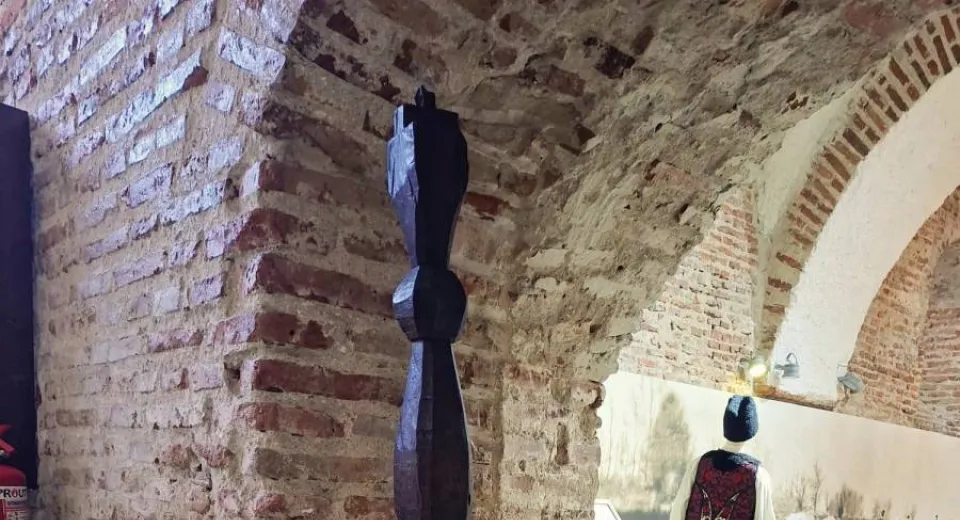 Foto Străjerii prispei oltenești. 67 de stâlpi vechi de peste un secol la Casa Băniei