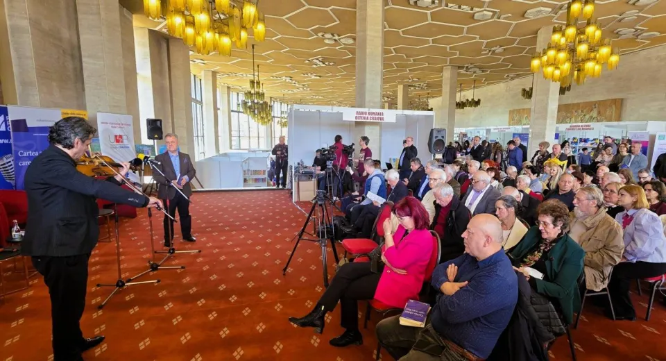 Foto Poezia ca spectacol al emoției: lansarea volumului „Cartea zilelor care n-au fost”, de Mihai Firică, la Gaudeamus Craiova 2026