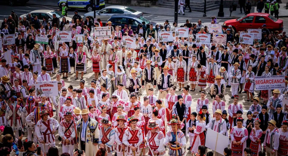 Foto Ziua Olteniei, sărbătorită prin joc și port popular la Craiova