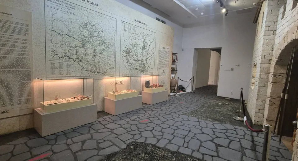 Foto Sticla romană, între uz și rafinament, în noua expoziție a Muzeului Olteniei