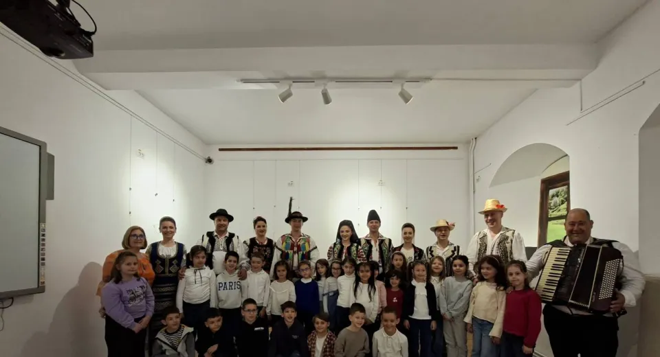 Foto Jocul tradițional românesc, prezentat elevilor la Muzeul Olteniei din Craiova