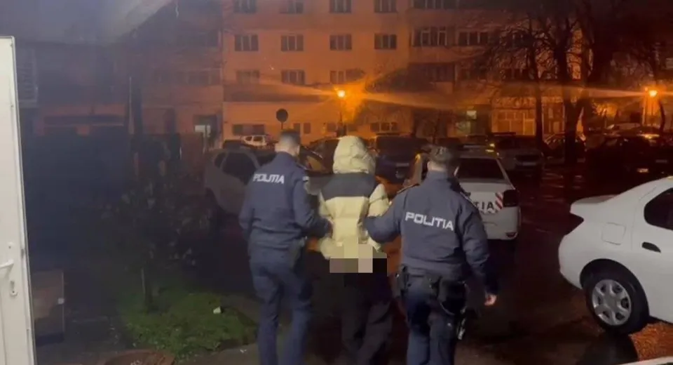 Foto Panică în Promenada Mall Craiova. Un tânăr a folosit spray lacrimogen asupra mai multor persoane