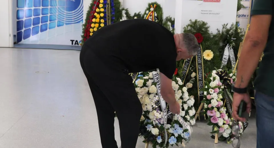 Foto FCU nu l-a uitat pe Nae Ungureanu. Robert Săceanu a depus o coroană de flori la sicriul fostului mare fotbalist al Universității Craiova