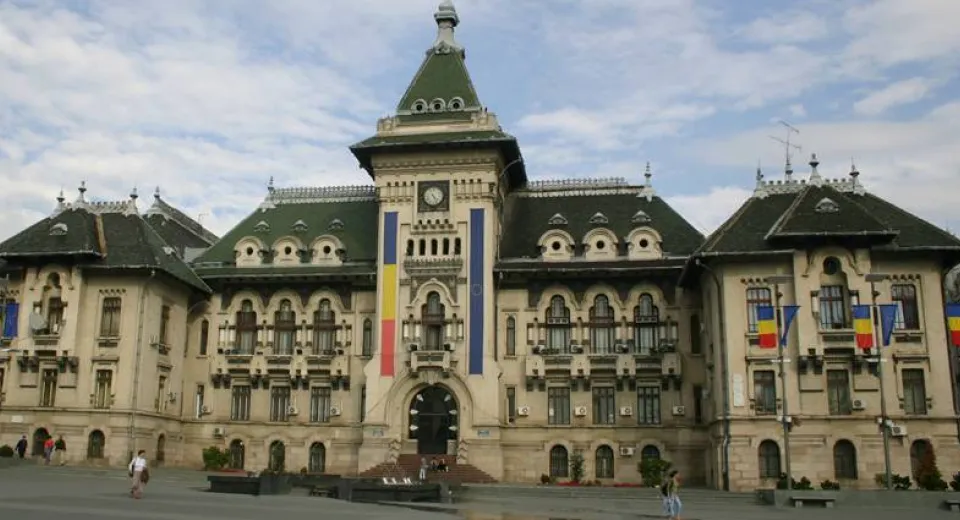 Foto Prefectura şi Primăria cad primele în caz de cutremur