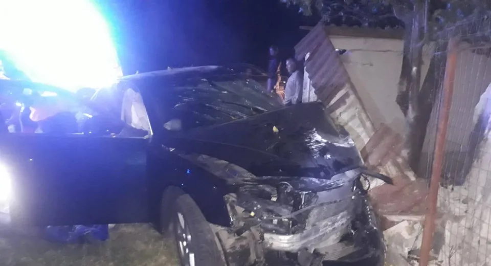 Foto O șoferiță a murit după ce a intrat cu mașina într-un gard