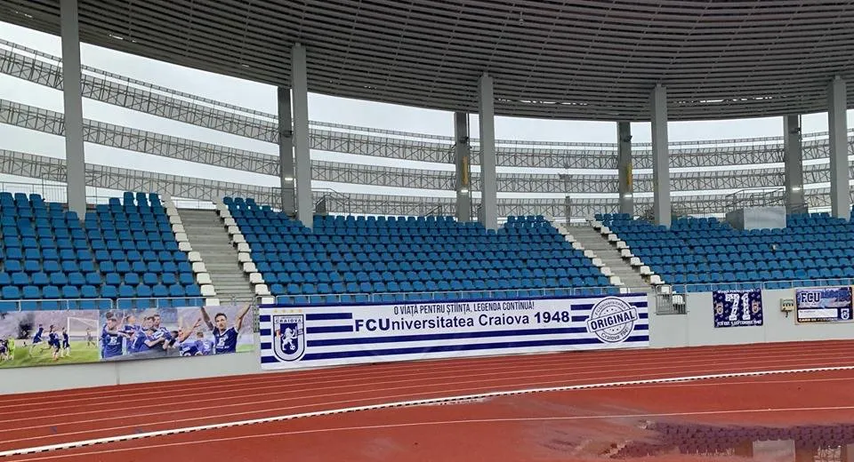 Foto Stadionul de la Tg Jiu a fost branduit cu însemnele lui FCU!