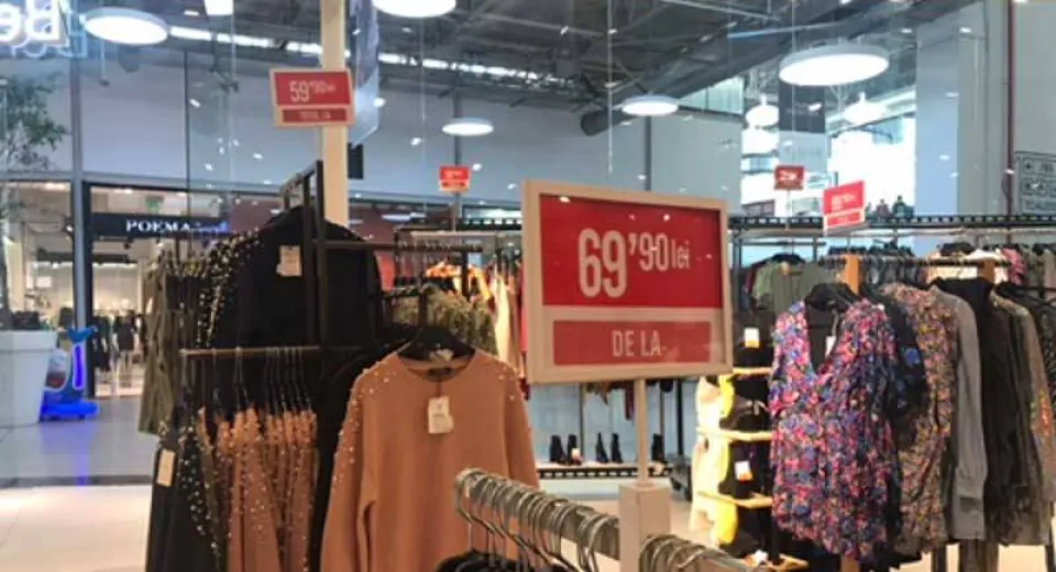 Foto Oltenii, vânătorii de reduceri. Mall-urile luate cu asalt