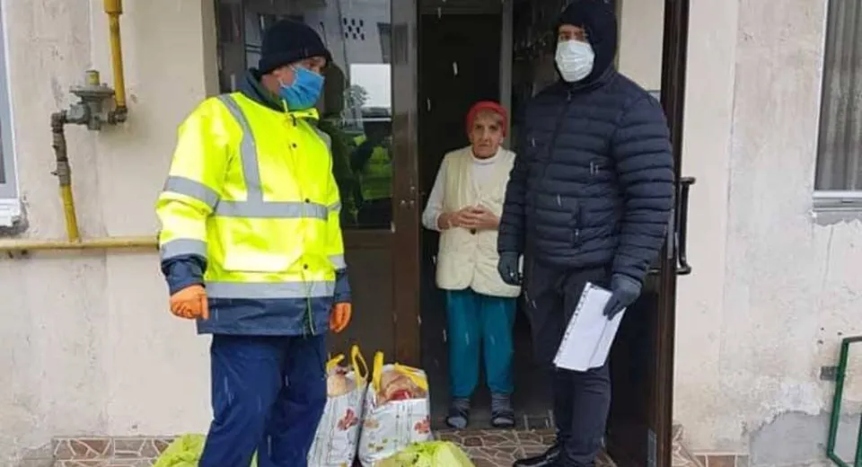 Foto Bătrânii vâlceni au primit ajutoare din partea autorităților locale