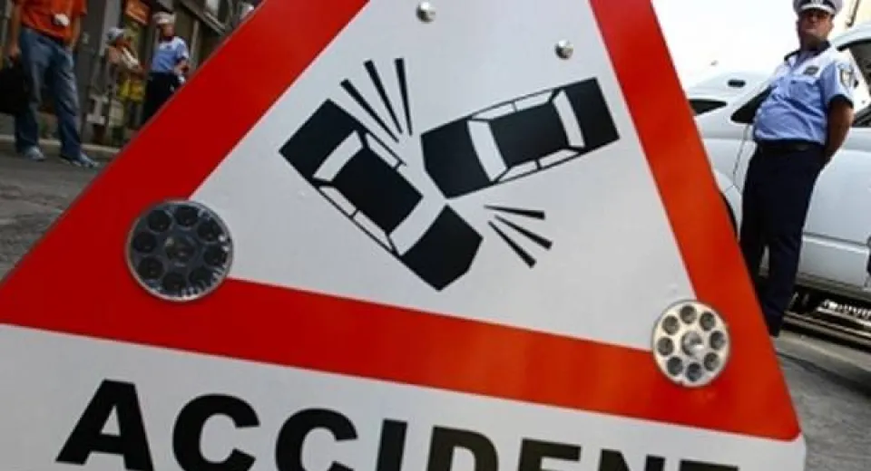 Foto Camion blocat în șanț pe DN 6. Traficul, dirijat pe o singură bandă