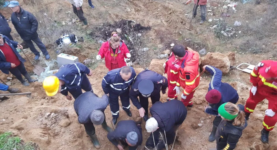 Foto Bărbat, prins sub un mal de pământ