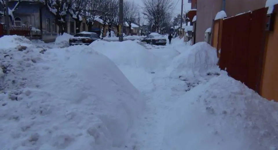 Foto Deszăpezirea continuă cu demiteri