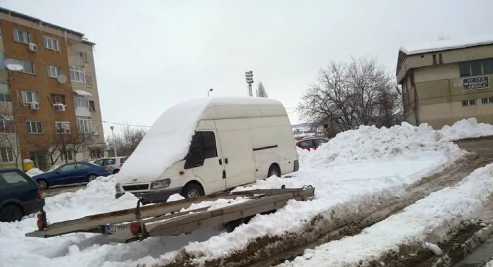 Foto Zăpada se depozitează lângă blocuri