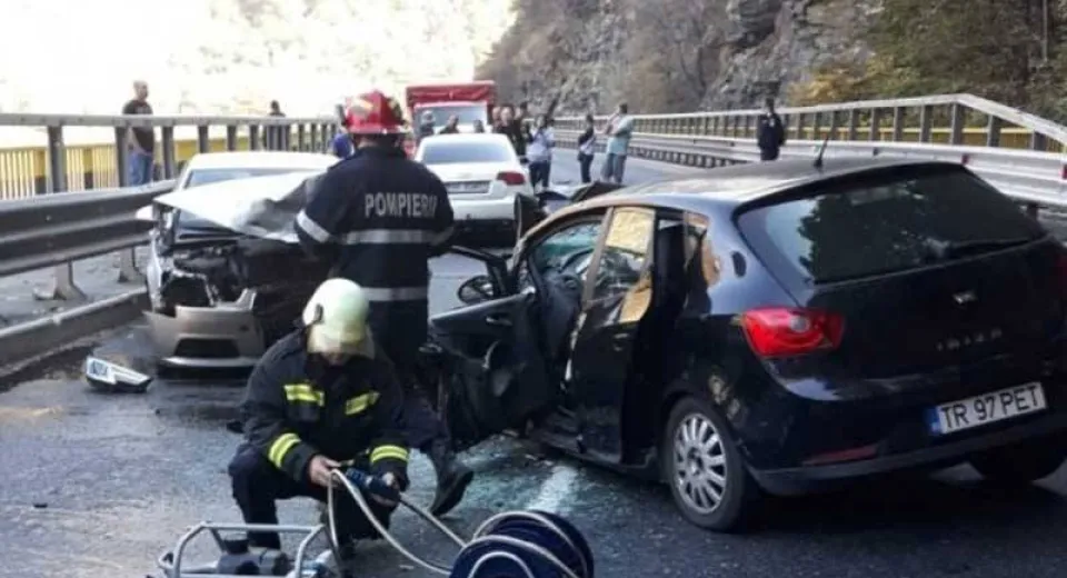 Foto Cinci răniți în urma unui accident pe Valea Oltului
