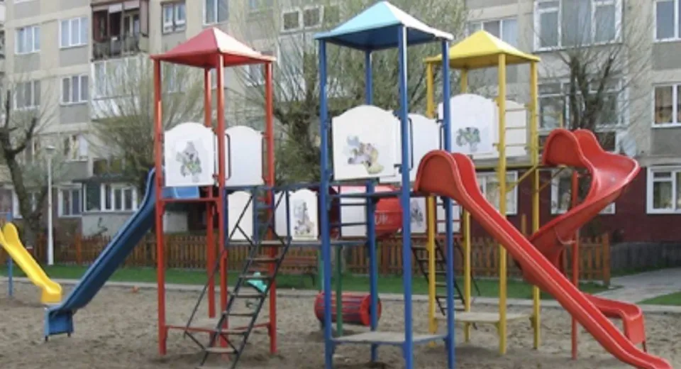 Foto Loc de joacă, distrus de doi minori