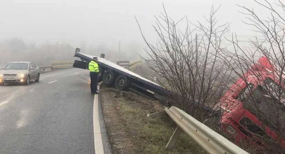 Foto Trafic blocat din cauza unui autotren ajuns în șanț