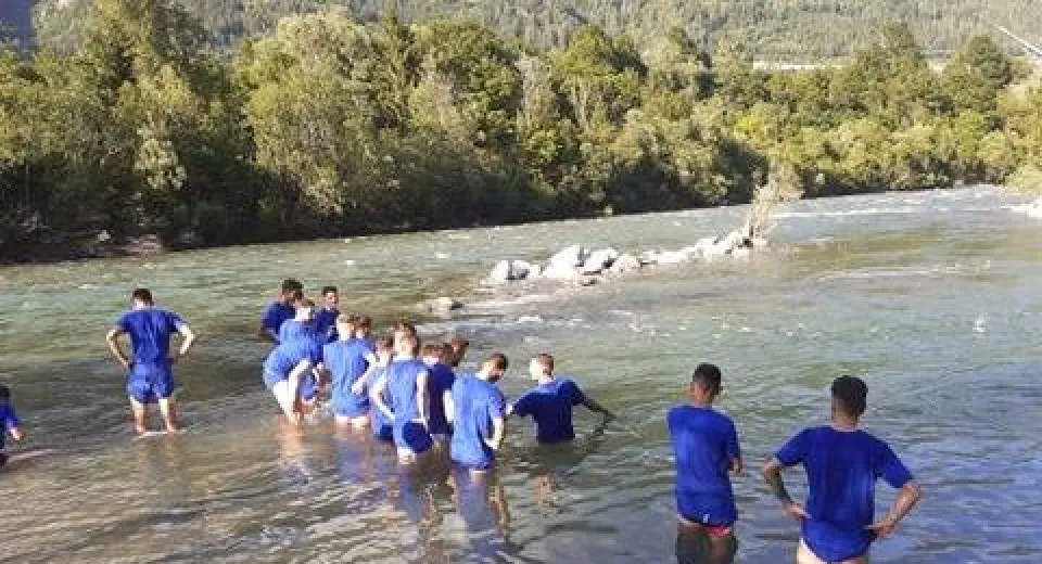 Foto EXCLUSIV. Relaxare în râu după primul antrenament al zilei de vineri!