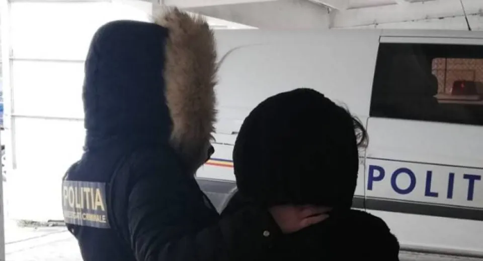 Foto Înșelăciuni cu carduri bancare, comise în Franța. O craioveancă a fost arestată 