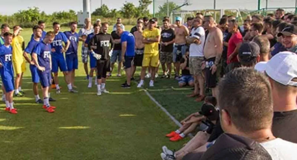Foto EXCLUSIV. Peluza Sud 97 a făcut SHOW la antrenament. Discurs motivaţional pentru jucători!