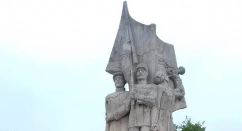 Foto Filiala Dolj „Fraţii Buzeşti” a Asociaţiei Naţionale Cultul Eroilor „Regina Maria” a depus coroane de flori la  Monumentul Eroilor Calafeteni