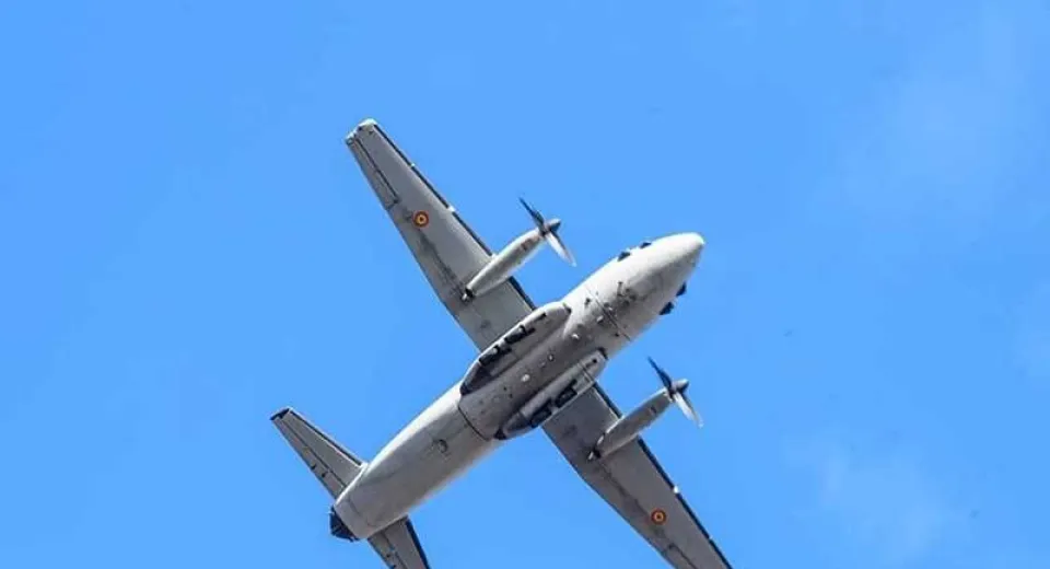 Foto O aeronavă a Forțelor Aeriene Române acționează la stingerea incendiului de pădure din Vâlcea