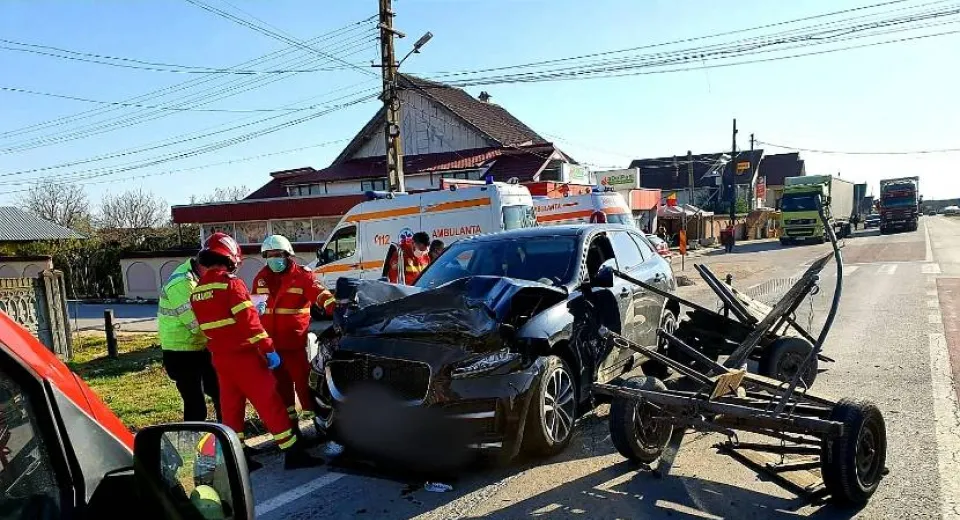 Foto Accident rutier la Găneasa. Impact între o mașină și o căruță