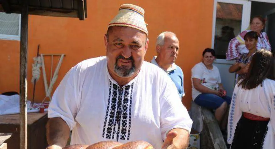 Foto FESTIVALUL COZONACILOR. Un bărbat a fost declarat câştigător la un concurs al gospodinelor 