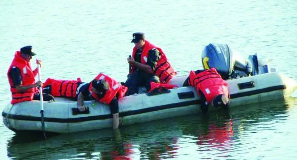 Foto Pompierii doljeni au recuperat din Jiu cadavrul unui bărbat de 33 de ani 