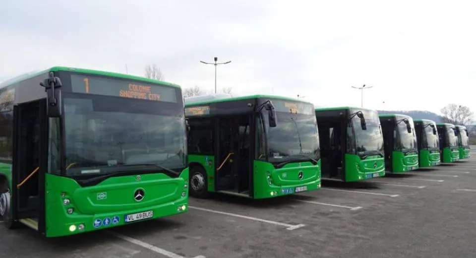 Foto Primăria Vâlcea: Cele şapte autobuze Mercedes Benz au ajuns la Râmnicu Vâlcea