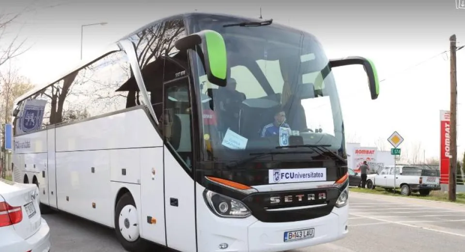 Foto EXCLUSIV. Trică a stabilit lotul de 20 de jucători pentru partida cu Mioveni! Alb-albaștrii au plecat din Bănie