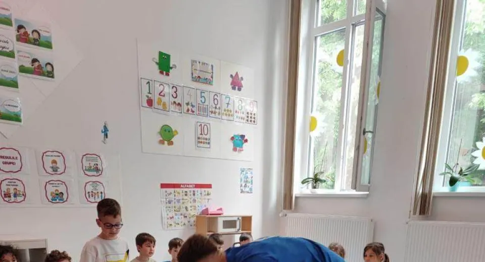 Foto EXCLUSIV. Dragoș Albu, ambasador FCU în fața micuților de la grădinița Sfantul Anton din Craiova