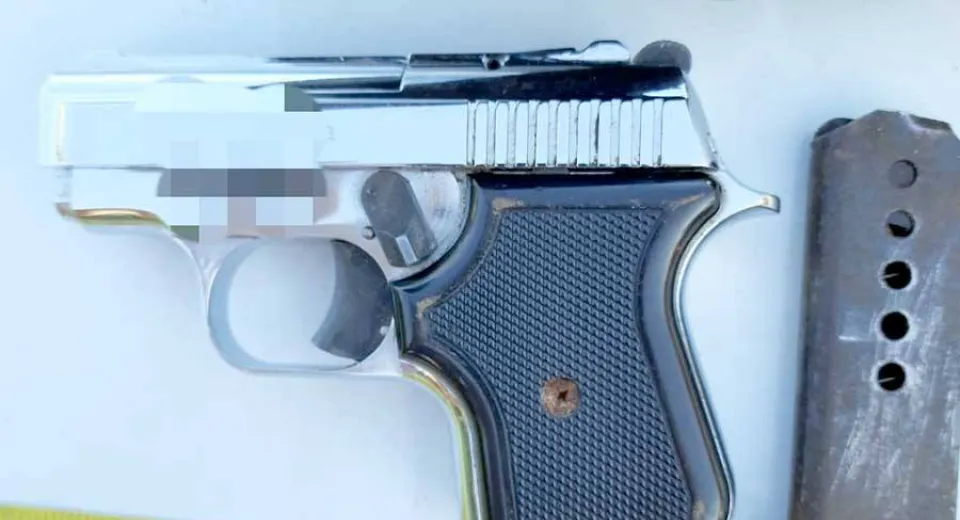 Foto Pistol deținut ilegal de o tânără din Cerăt, ridicat de polițiști 