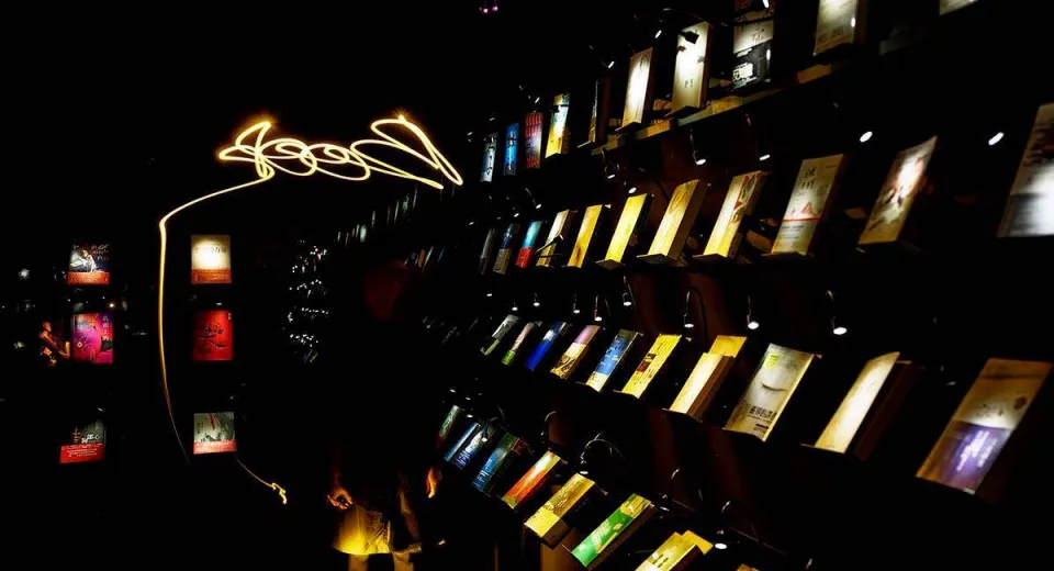 Foto Cărți ce levitează în întuneric. Wuguan Books, librărie cu tematică sinistră 