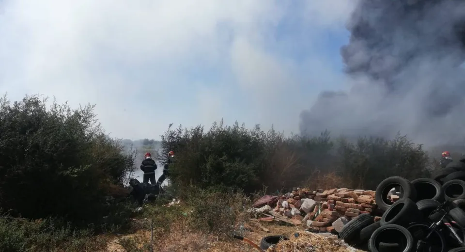 Foto Incendiu în Slatina. Zeci de cauciuri auto au luat foc (VIDEO)