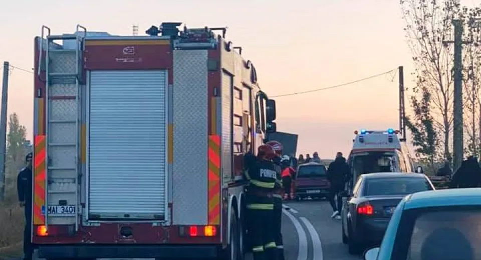 Foto Accident la Negreni. Trafic rutier blocat 