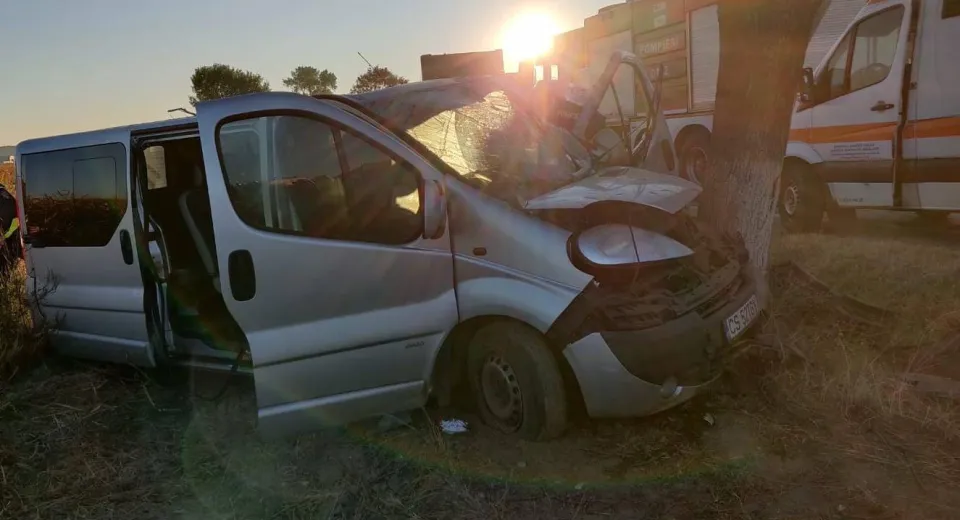 Foto Olt: Cinci persoane la spital, după ce un microbuz a intrat într-un copac
