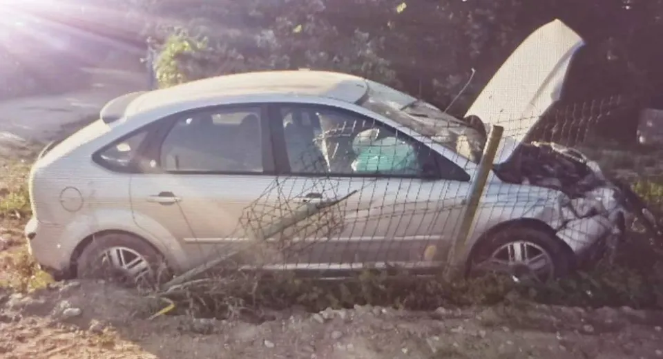 Foto Doi bicicliști, loviți de mașină la Balș. Autoturismul a intrat într-un gard   